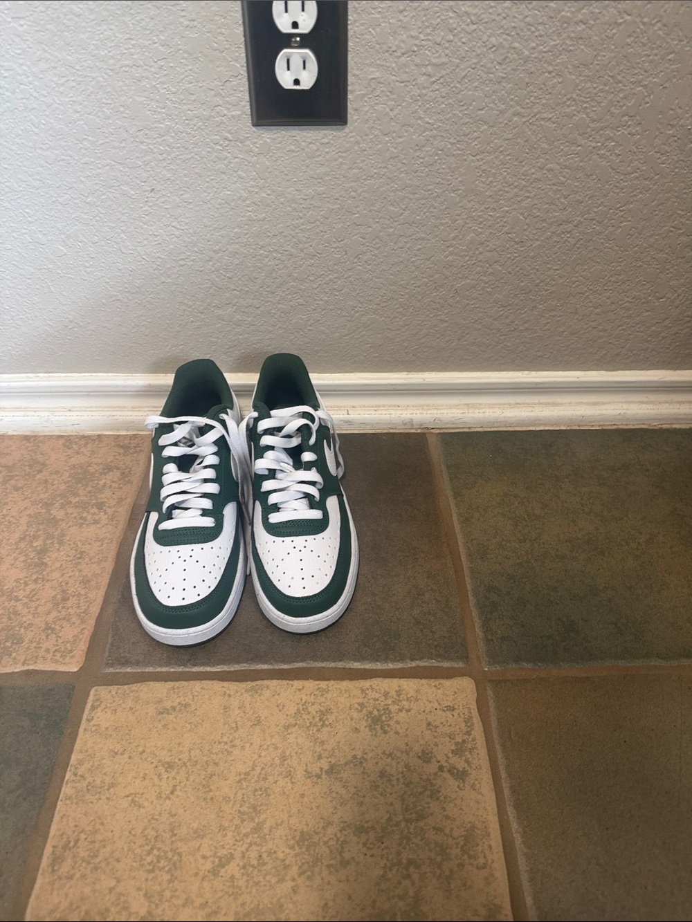 Nike Men’s Athletic Shoes White and Dark Green Low-Top Sneakers